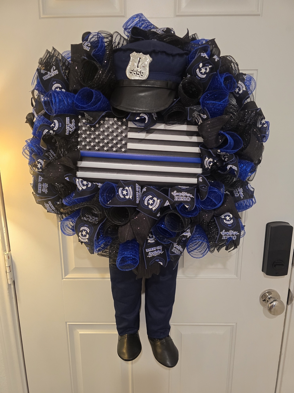 W091 - Thin Blue Line Police Tribute Wreath with Hat Law Enforcement